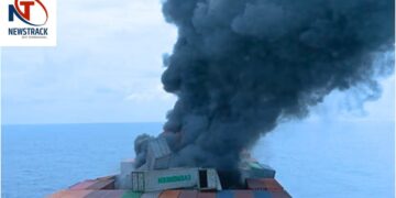 Kerala | Kerala Ship Explosion | Singapore Flag Ship Blast | INS Surat Rescue | Kerala Coast Accident | Explosion in a ship near Kerala coast! Singapore flag explosion occurred, INS Surat rescue mission continues. News Track in Hindi