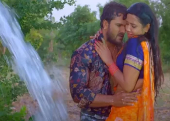 Khesari Lal Yadav, who was on the wet body of Kajal Raghavani, sweet romance in the fields