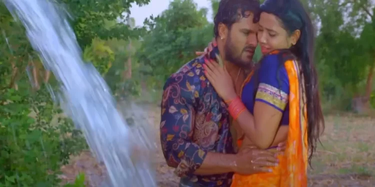 Khesari Lal Yadav, who was on the wet body of Kajal Raghavani, sweet romance in the fields