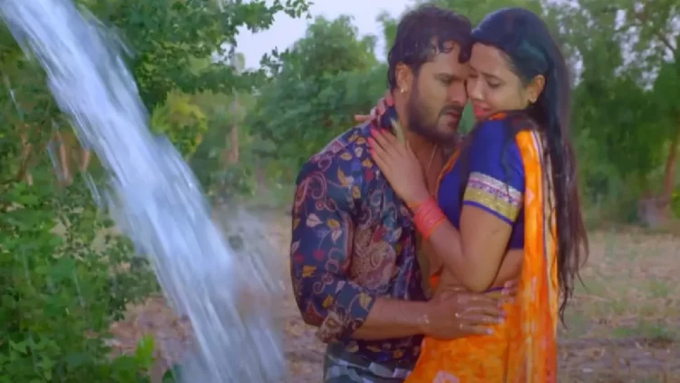 Khesari Lal Yadav, who was on the wet body of Kajal Raghavani, sweet romance in the fields