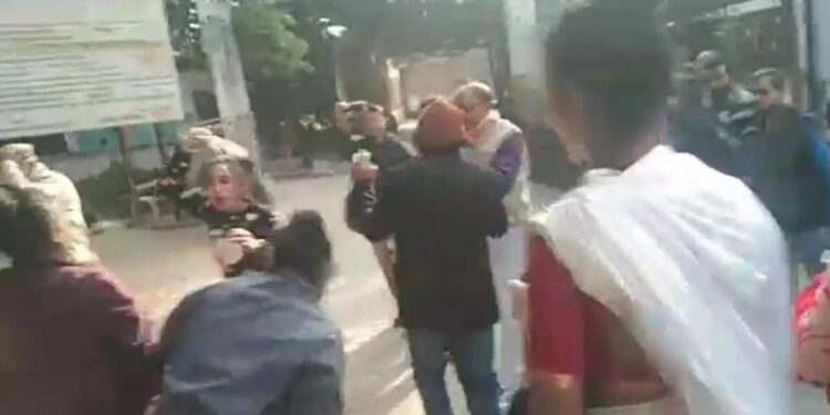 Kinnar gang terror in Banda, used to torture youth by implicating youth, forcibly used gender change