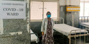 कोविड-19: भारत में कई हफ्ते बाद एक्टिव केस घटे, पिछले 24 घंटे में एक मौत