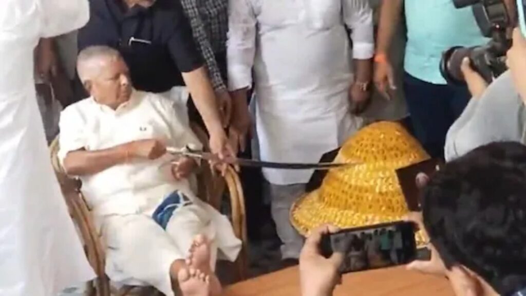 Lalu Yadav Birthday 2025, 78 KG Laddu Cake, Lalu Yadav Cake Cutting Video, Lalu Yadav Sword Cake, Lalu Yadav Birthday Viral Video, Lalu Yadav Controversy 2025, Jitan Ram MANJHI TEWEET, Jitan Ram MANJHI TEWEET, Bihar Polity Latest News, Lalu Yadav Table Leg Video, Lalu Yadav Political Legacy, RJD Birthday Celebration, Lalu Yadav Funny Moments, Indian Politicians VIRAL VIRES, Sword CAKE CAKE CAKE CAKE CAKE CAKE CAKE CAKE CAKE CAKE COTTING TREND Yadav Viral Statement, Lalu Yadav vs Manjhi, Lalu Birthday Celebration Troll, RJD Supporters Video, Political Trolling India, Viral Political Videos India, Lalu YADAVAMES 2025, PoLITICAL SATIAL SATICAL SATICALE India, Lalu Yada Today, Lalu Prasad Yadav 78th Birthday, Indian Political Controversies | Cake with sword, feet on the table and 78 kg laddus! Political fuss on Lalu Yadav's birthday. News Track in Hindi