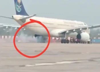 Large accident in Lucknow Airport, Saudi Arabia Airlines started spark from the wheel of aircraft, smoke got up
