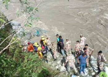 Large accident in Uttarakhand: Vehicle full of pilgrims falls into Alaknanda River, 2 killed, 10 missing