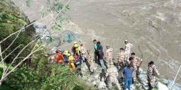 Large accident in Uttarakhand: Vehicle full of pilgrims falls into Alaknanda River, 2 killed, 10 missing