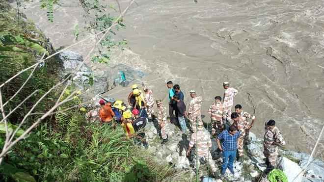 Large accident in Uttarakhand: Vehicle full of pilgrims falls into Alaknanda River, 2 killed, 10 missing
