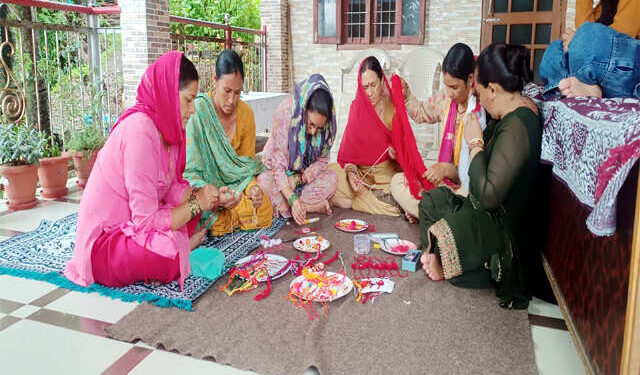 कम पढ़ी-लिखी गृहणियां भी बन सकती हैं आत्मनिर्भर, 2 मिनट के शानदार वीडियो में जाने 10,000 से कम लागत वाले व्यवसाय जो देंगे बड़ी कमाई