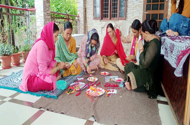 कम पढ़ी-लिखी गृहणियां भी बन सकती हैं आत्मनिर्भर, 2 मिनट के शानदार वीडियो में जाने 10,000 से कम लागत वाले व्यवसाय जो देंगे बड़ी कमाई