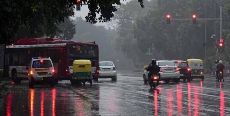 Light rain, thunderstorms in Delhi-NCR; Falling in temperature