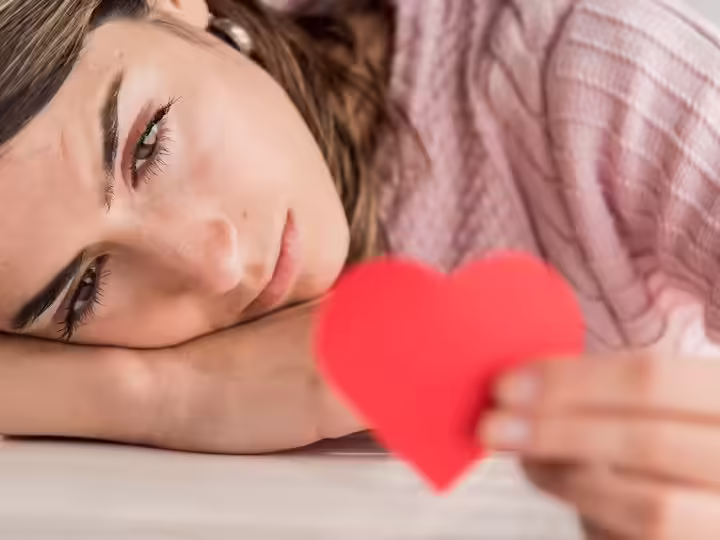 प्रेम अब खुशी नहीं डर क्यों बनता जा रहा है? वायरल फुटेज में जाने आज के समय में लोग सच्चे प्रेम से क्यों भागने लगे है ?