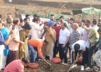 MP Manju Sharma along with public representatives in Ramgarh dam