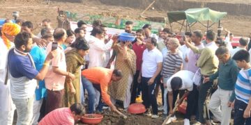 MP Manju Sharma along with public representatives in Ramgarh dam