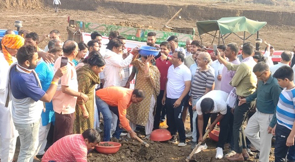 MP Manju Sharma along with public representatives in Ramgarh dam