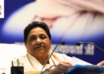 Mayawati Statement | Mayawati Angry Speech | Constitution Controversy | BJP Congress Nexus | Mayawati Attacks BJP | Mayawati Slams Congress | Mayawati News: Mayawati's anger erupted! Bid - No messing with the constitution is not tolerated .. BJP -Congress is found inside. News Track in Hindi