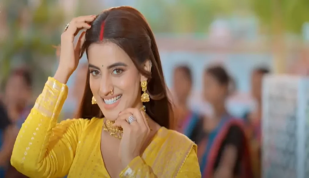 On returning to India, Akshara Singh lagged on work, this song of actress released