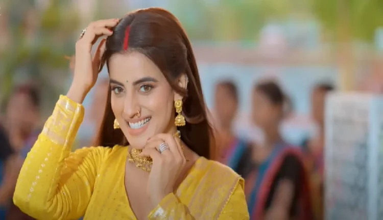On returning to India, Akshara Singh lagged on work, this song of actress released