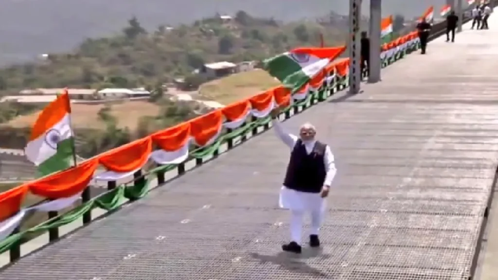 PM Narendra Modi Inaugurated Chinab Railway Bridge: PM Narendra Modi waved the tricolor on the world's highest Chenab Bridge, gave a message to China and Pakistan without saying anything, PM Narendra Modi Hoisted The Tiranga on the World's Highest Chendb Bridge, Gavie A Message Top Pakistan