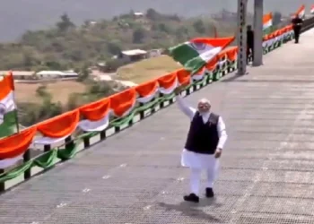 PM Narendra Modi Inaugurated Chinab Railway Bridge: PM Narendra Modi waved the tricolor on the world's highest Chenab Bridge, gave a message to China and Pakistan without saying anything, PM Narendra Modi Hoisted The Tiranga on the World's Highest Chendb Bridge, Gavie A Message Top Pakistan