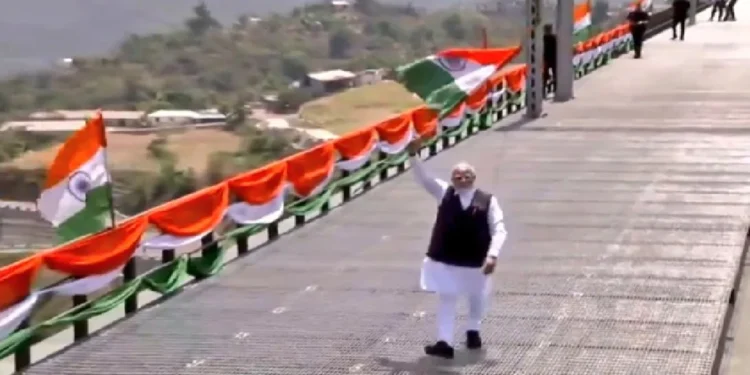 PM Narendra Modi Inaugurated Chinab Railway Bridge: PM Narendra Modi waved the tricolor on the world's highest Chenab Bridge, gave a message to China and Pakistan without saying anything, PM Narendra Modi Hoisted The Tiranga on the World's Highest Chendb Bridge, Gavie A Message Top Pakistan