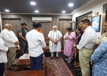 PM Narendra Modi Met Vijay Rupani's Family: PM Narendra Modi met Vijay Rupani's family, discussion of his lucky number after the death of former CM, PM Narendra Modi Met Vijay Rupani's Family, after the Death of Former CM HIS CHMBER NUMBER NUMBER NUMBER NUMBER NUMBER Discussed