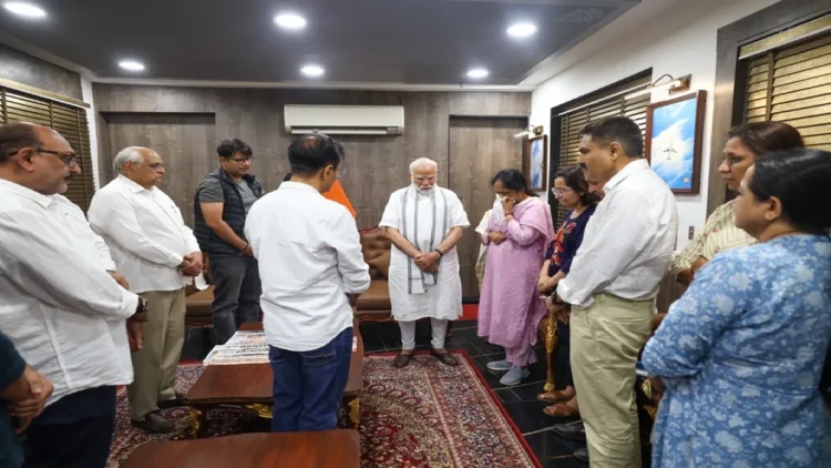 PM Narendra Modi Met Vijay Rupani's Family: PM Narendra Modi met Vijay Rupani's family, discussion of his lucky number after the death of former CM, PM Narendra Modi Met Vijay Rupani's Family, after the Death of Former CM HIS CHMBER NUMBER NUMBER NUMBER NUMBER NUMBER Discussed