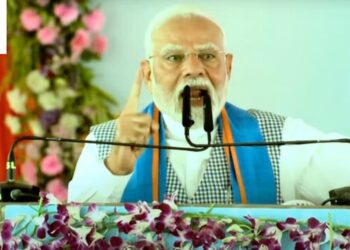 PM Narendra Modi in Bihar, PM Modi Bihar Rally, Lalu Jungle Raj, Bihar Politics 2025, Modi Attack on Lalu, NDA vs RJD, PM RJD, PM Modi Speech Bihar, Bihar Election Campaiign, BJP in Bihar, Junungle Raj Bihar, Modi Lalu War of Words, Bihar Political Change, Modi Rally Highlights, PM Modi Bihar Visit, Siwan Rally, PM Awas Yojana, Bihar Development, LALU YADAV ATACK, Nitish Kumar, Nitish Kumar, Jungle Raj vs Vikas Raj | What is going on in Bihar ... PM Modi thundered! Said- 'Lalu-Jangalraj' will not work now, politics will change soon. News Track in Hindi