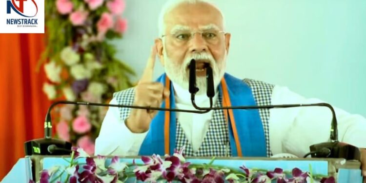 PM Narendra Modi in Bihar, PM Modi Bihar Rally, Lalu Jungle Raj, Bihar Politics 2025, Modi Attack on Lalu, NDA vs RJD, PM RJD, PM Modi Speech Bihar, Bihar Election Campaiign, BJP in Bihar, Junungle Raj Bihar, Modi Lalu War of Words, Bihar Political Change, Modi Rally Highlights, PM Modi Bihar Visit, Siwan Rally, PM Awas Yojana, Bihar Development, LALU YADAV ATACK, Nitish Kumar, Nitish Kumar, Jungle Raj vs Vikas Raj | What is going on in Bihar ... PM Modi thundered! Said- 'Lalu-Jangalraj' will not work now, politics will change soon. News Track in Hindi