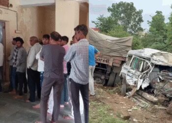 People was going to Vote in Mahisagar Jeep Collided With Truck 2 Died 13 Injured | Gujarat Panchayat Election 2025: People were going to vote in Mahisagar, truck collided jeep, 2 killed, 13 injured. News Track in Hindi
