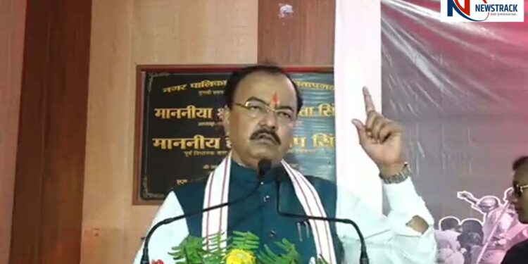 Pratapgarh News | Deputy CM Keshav Prasad Maurya | Samajwadi Party | Newstrack Hindi News | Up ka taaza samachar in hindi | Pratapgarh News: Deputy CM Keshav Maurya rained on Congress, said- 'SP is a fake Samajwadi Party'. News Track in Hindi