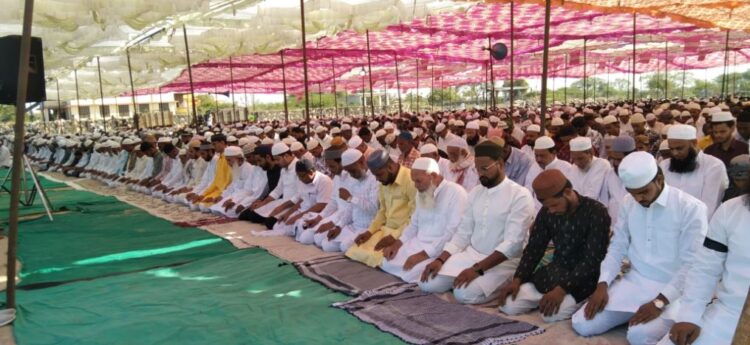 Prayers for prayers, peace and brotherhood prayed on Bakrid in Todaraisingh