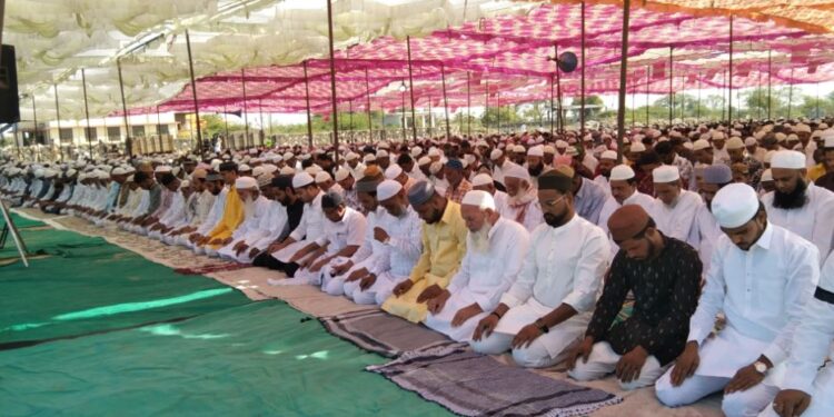 Prayers for prayers, peace and brotherhood prayed on Bakrid in Todaraisingh