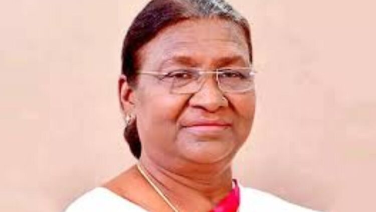 "President Droupadi Murmu to Visit Uttarakhand from June 19-21. She will inaugurate public facilities in Dehradun, Attended Yoga Day Celebrations, and Mark 125 Years of Raj Bhavan, Nainaital." , Uttarakhand News: President Draupadi Murmu on Uttarakhand tour, from Yoga Day celebrations to the foundation stone of development projects. News Track in Hindi
