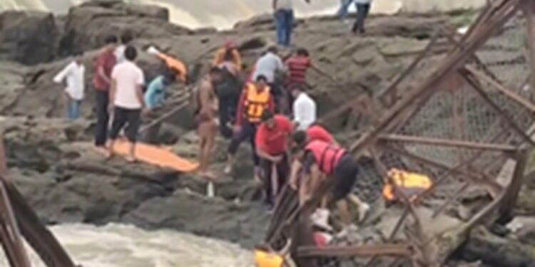 Pune: Bridge on Indrayani river collapsed, many tourists flowed