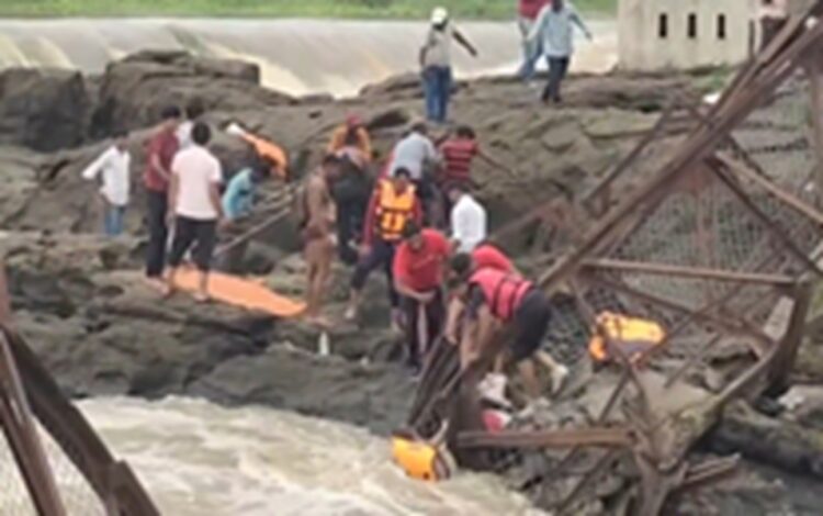 Pune: Bridge on Indrayani river collapsed, many tourists flowed