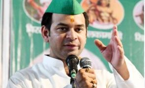 RJD MP Sudhakar, who came with Tej Pratap, requested Lalu Prasad to reconsider the decision