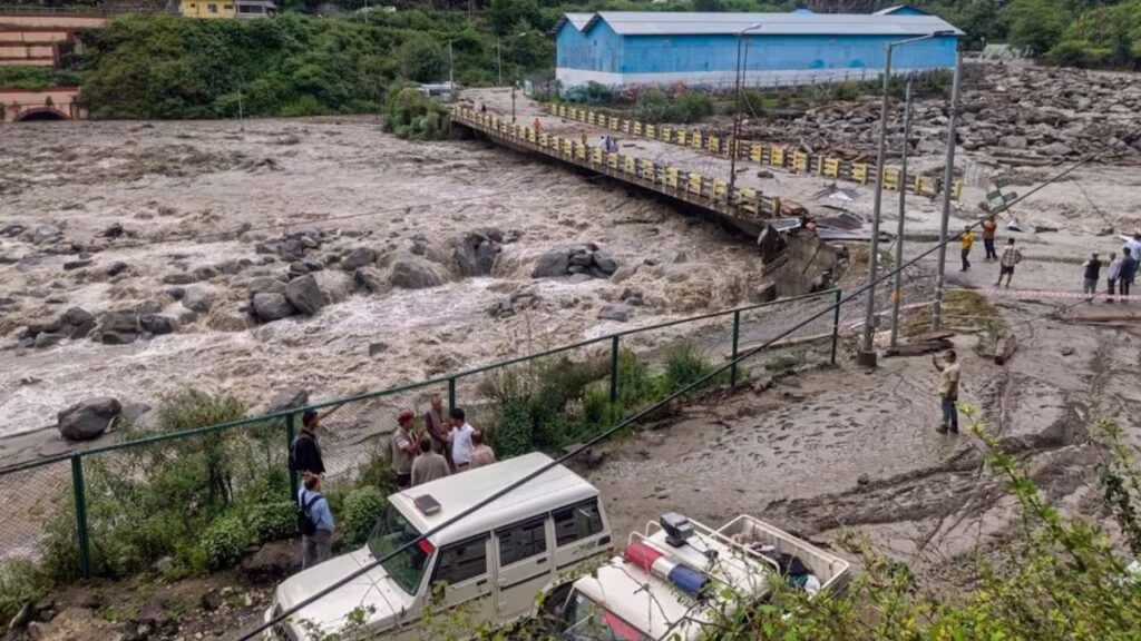 Rainfall brings disaster in Himachal | 39 dead in Himachal Rains | Red Alert in Shimla Mandi | Uttarakhand Weather | Himachal Monsoon | , Rain of trouble in Himachal! School closed, roads, 39 killed, mountains become 'grave' | News Track in Hindi