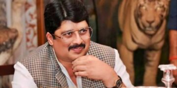 Raja Bhaiya Making Distance from Politics | Raja Bhaiya Sons | Bade Chhote Raja | Raja Bhaiya Sons May Contest Election | UP Politics | Raja Bhaiya is doing the edge from politics! Now the new 'Raja' will take the inheritance; Big change in the politics of UP News Track in Hindi