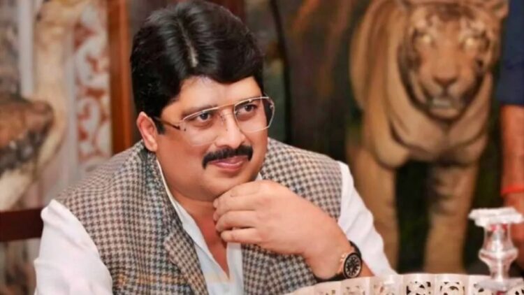 Raja Bhaiya Making Distance from Politics | Raja Bhaiya Sons | Bade Chhote Raja | Raja Bhaiya Sons May Contest Election | UP Politics | Raja Bhaiya is doing the edge from politics! Now the new 'Raja' will take the inheritance; Big change in the politics of UP News Track in Hindi