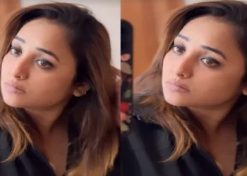 Rani Chatterjee stood in front of the mirror and showed beauty