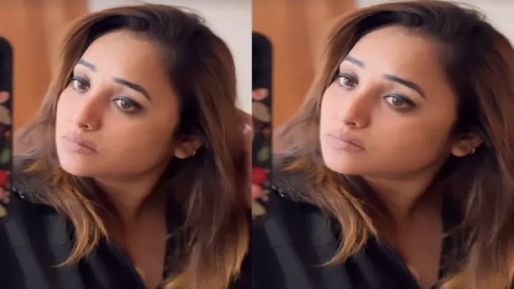 Rani Chatterjee stood in front of the mirror and showed beauty
