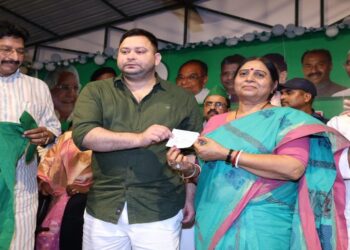 Renu Kushwaha Joins RJD | NDA Setback | Tejashwi Yadav | Bihar Politics | Party Switch | Political Realignment | RJD Strength | BJP Vs RJD | 2025 Bihar Elections | Big shock to NDA! Renu Kushwaha's 'Pala Badal' plan successful, THAMA Tejashwi's join | News Track in Hindi