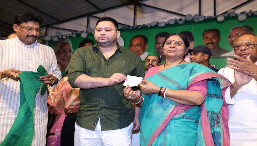 Renu Kushwaha Joins RJD | NDA Setback | Tejashwi Yadav | Bihar Politics | Party Switch | Political Realignment | RJD Strength | BJP Vs RJD | 2025 Bihar Elections | Big shock to NDA! Renu Kushwaha's 'Pala Badal' plan successful, THAMA Tejashwi's join | News Track in Hindi