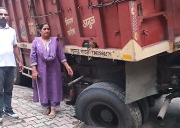 Road collapsed in Chandigarh's Sector-43, a big accident averted due to a truck filled with 35 tons of goods stuck in the ground