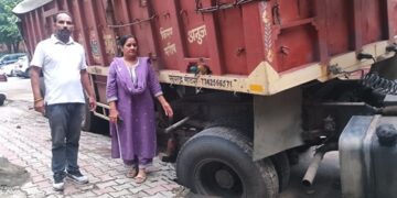 Road collapsed in Chandigarh's Sector-43, a big accident averted due to a truck filled with 35 tons of goods stuck in the ground