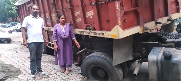 Road collapsed in Chandigarh's Sector-43, a big accident averted due to a truck filled with 35 tons of goods stuck in the ground