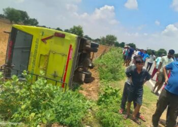 Rural bus overturned to save cow, 10 passengers injured, 3 serious injured referred to Kotputli