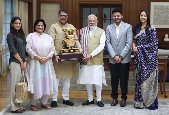 Satish Poonis met PM Modi, special gift given on the success of Operation Sindoor!