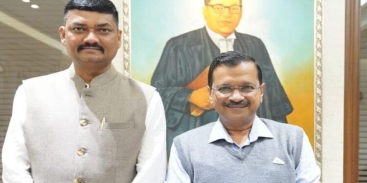 Shock Aap Gujarat Great Leader Resigned from All Posts Between Victories Know Big Burden Resentment | Appearance to AAP in Gujarat! Amid the victory, the big leader resigned from all posts, know the big reason for resentment. News Track in Hindi