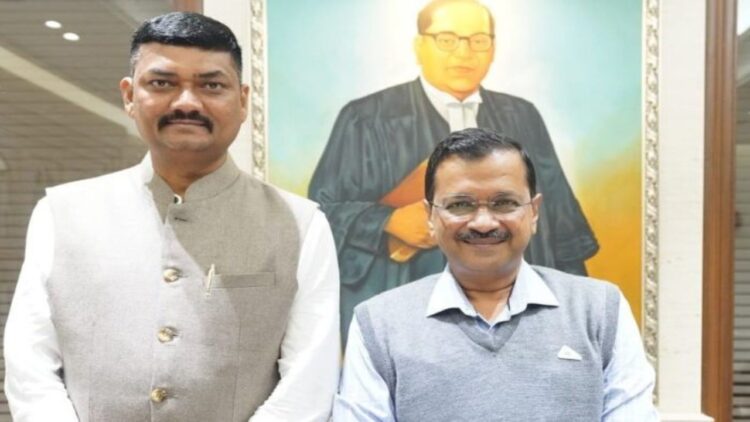 Shock Aap Gujarat Great Leader Resigned from All Posts Between Victories Know Big Burden Resentment | Appearance to AAP in Gujarat! Amid the victory, the big leader resigned from all posts, know the big reason for resentment. News Track in Hindi